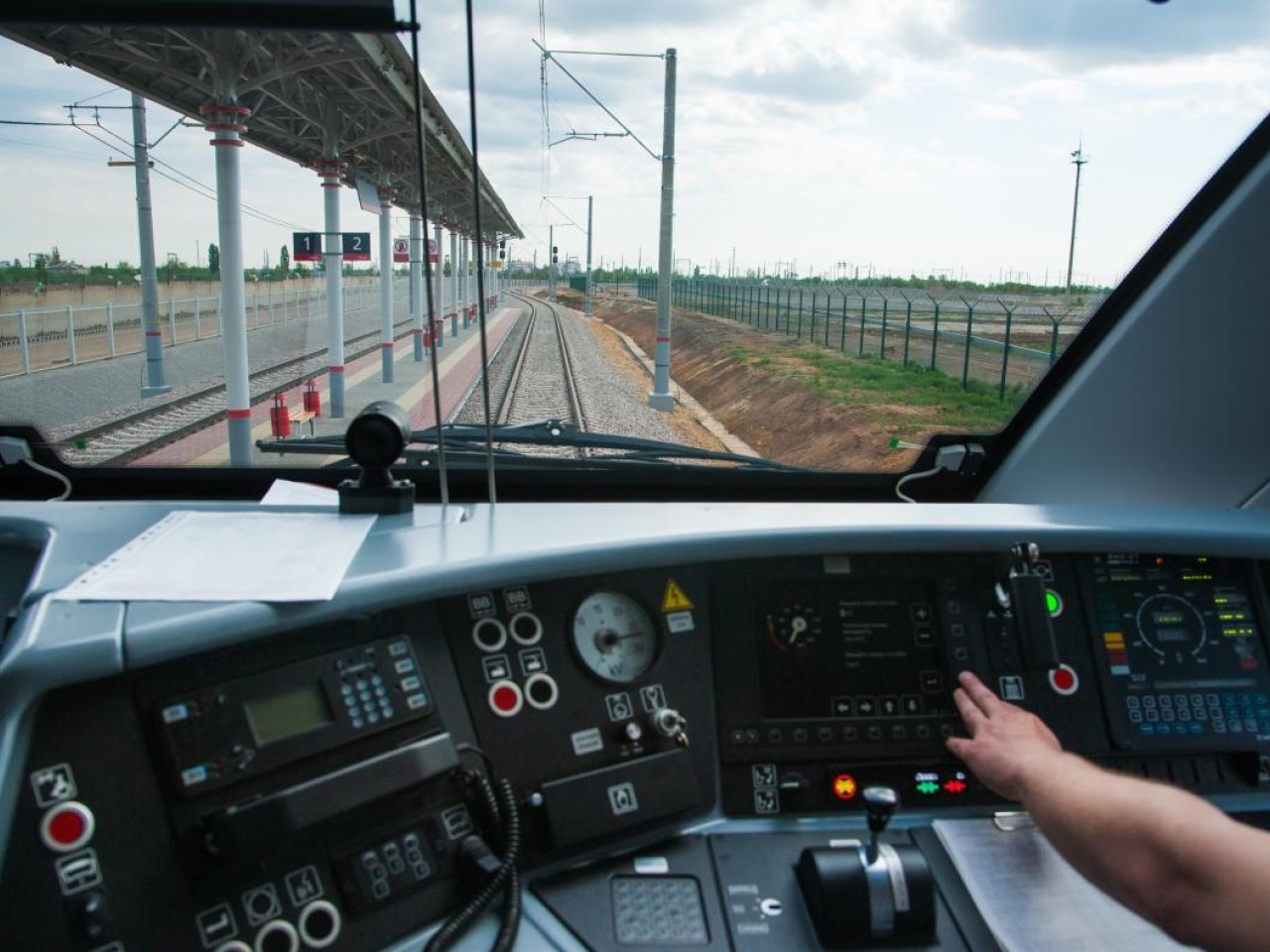 Explaining model predictive control through a railway lens